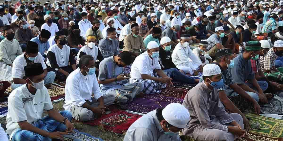 Jamaah salat Id di Lapangan Timika Indah, Kamis (13/5/2021). Foto: Anti Patabang/Papua60detik